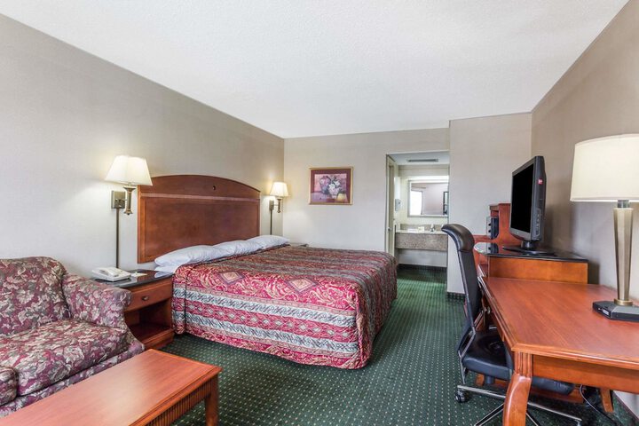 1 Queen Bed (4 of 7)