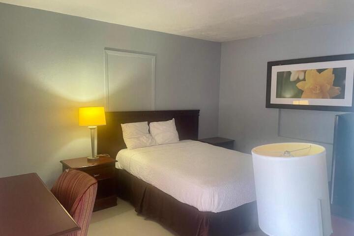 1 Queen Bed (1 of 10)