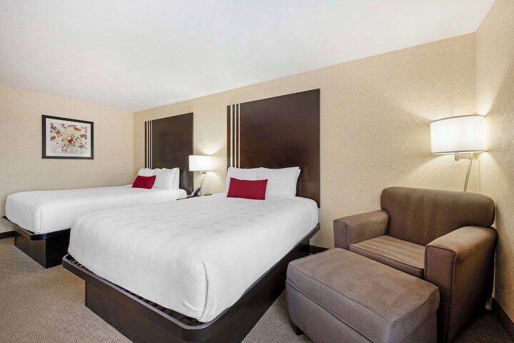 2 Queen Accessible Comm Assist Bathtub Microwave, Refrigerator WiFi Full Breakfast (1 of 11)