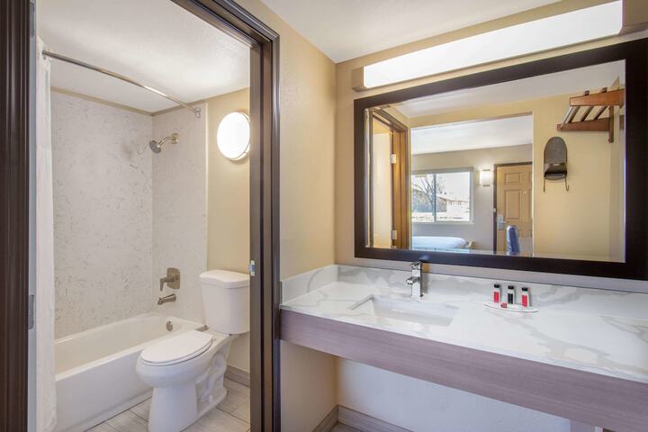 2 Double Beds (7 of 10)