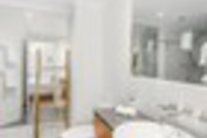 Room 32 of 84