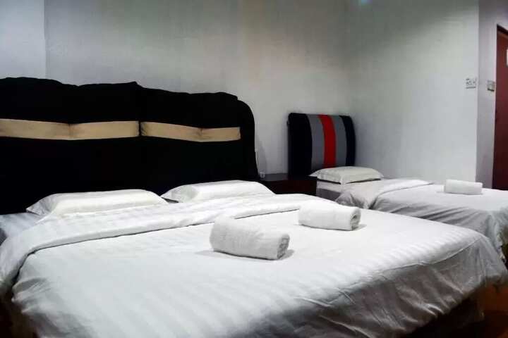Room 2 of 7