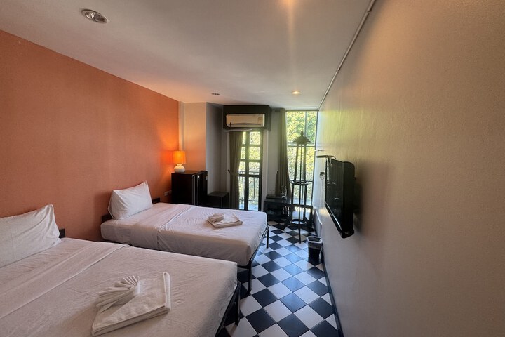 Room 10 of 33