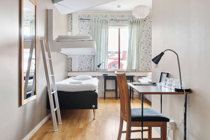 Room 32 of 82