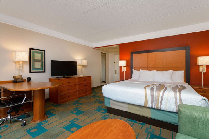 1 King Bed Executive Room (5 of 12)