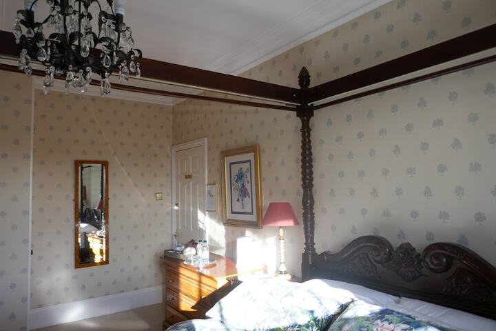 Room 28 of 79