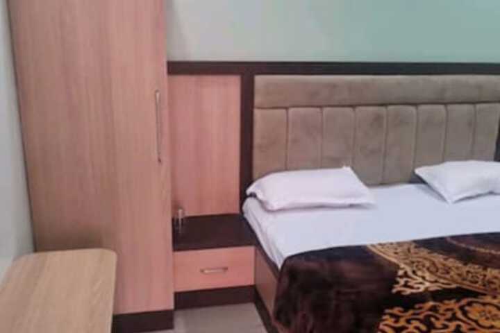 Room 9 of 12