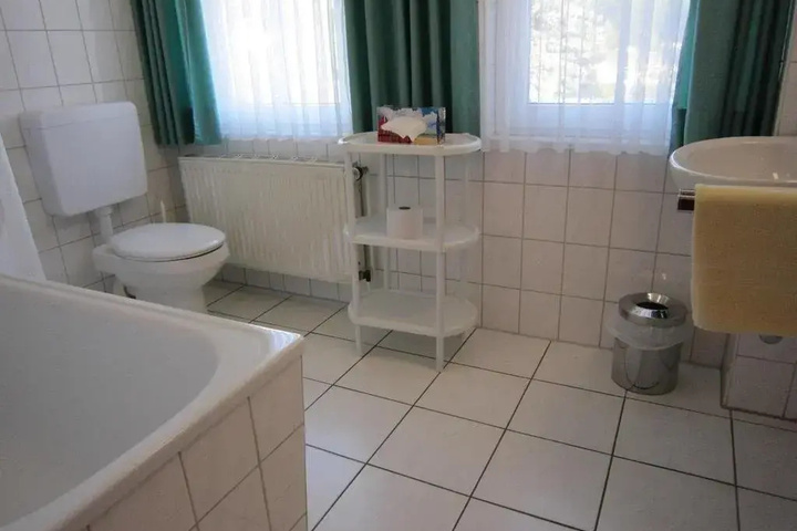 Room 6 of 16