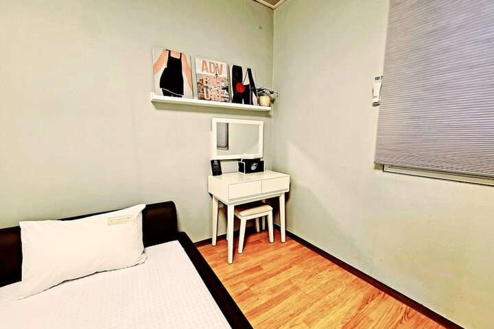 Room 28 of 68