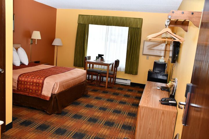 1 Queen Bed (9 of 9)