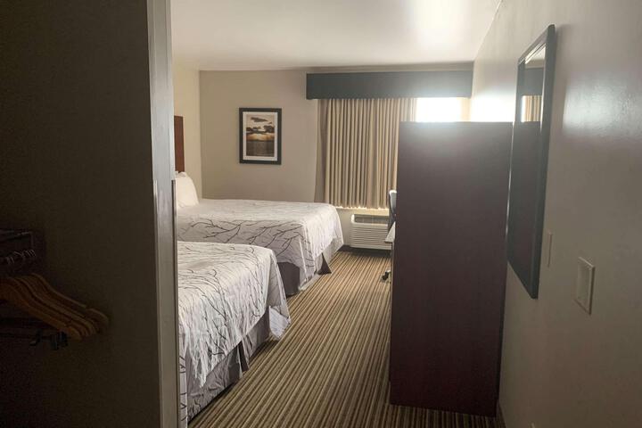 2 Queen Beds Microwave and Refrigerator Work Desk WiFi Full Breakfast (4 of 24)