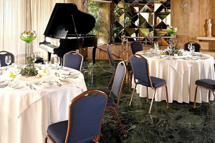 Ballroom/Hall 68 of 116