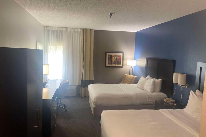 2 Queen Beds (5 of 6)