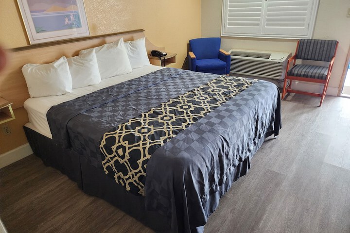 1 Queen Bed (11 of 14)