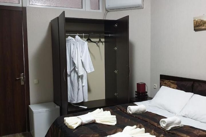Room 4 of 6