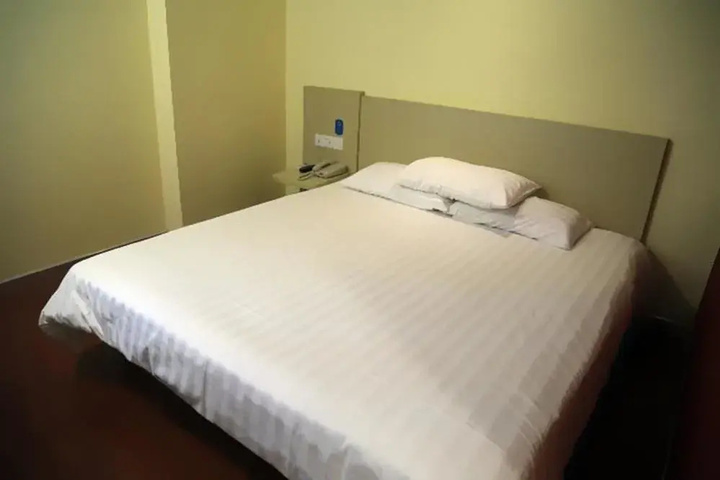 Room 4 of 9