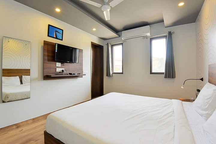 Room 6 of 12