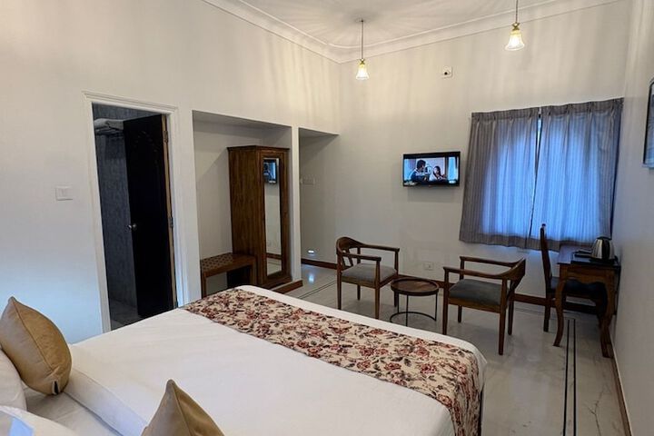 Room 4 of 13