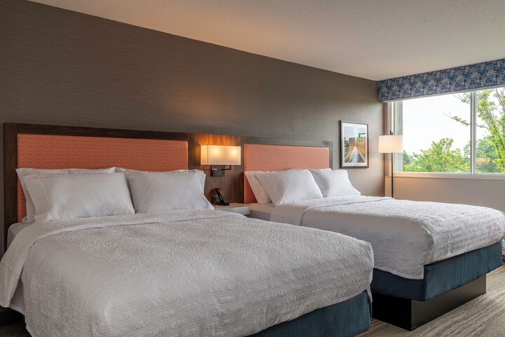 2 Queen Beds (7 of 11)