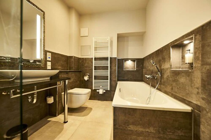Deep soaking bathtub