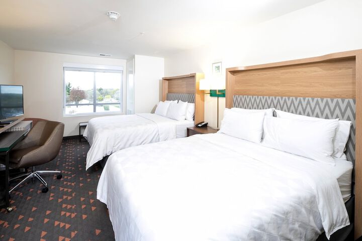 1 Queen Bed (16 of 23)