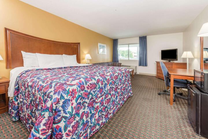 1 King Bed (6 of 24)