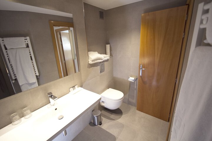 Room 32 of 66