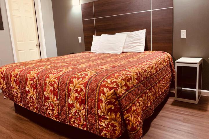 1 King Bed (4 of 12)