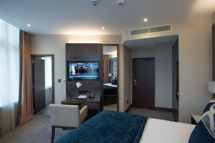 Room 6 of 100