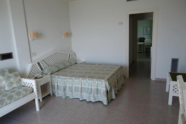 Room 11 of 34