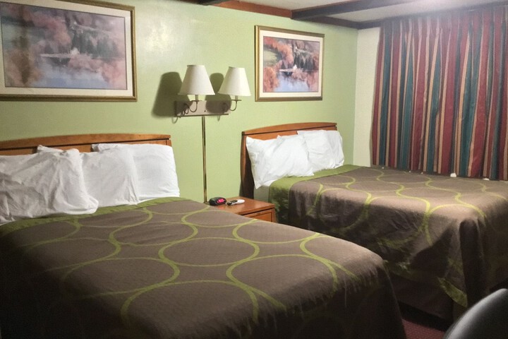 2 Double Beds (8 of 17)