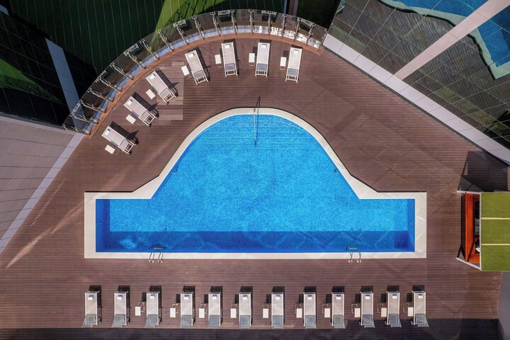 Pool 93 of 196