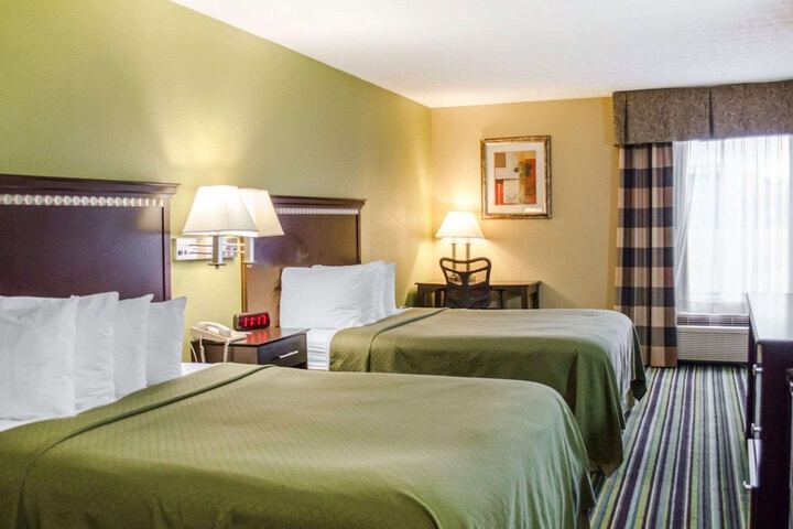 1 Queen Bed Accessible (11 of 11)