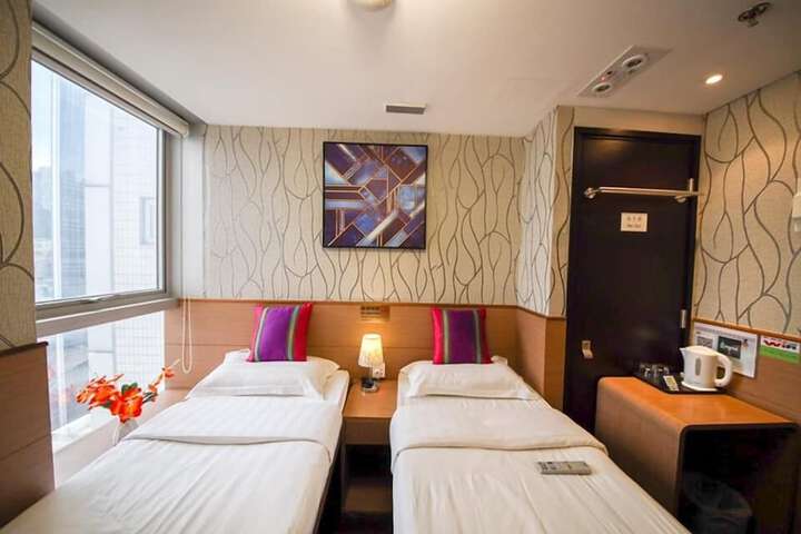 Room 5 of 16