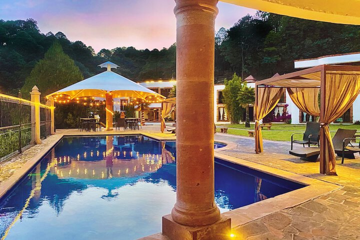 Hotel Pool