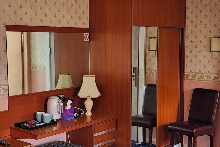 Room 6 of 25