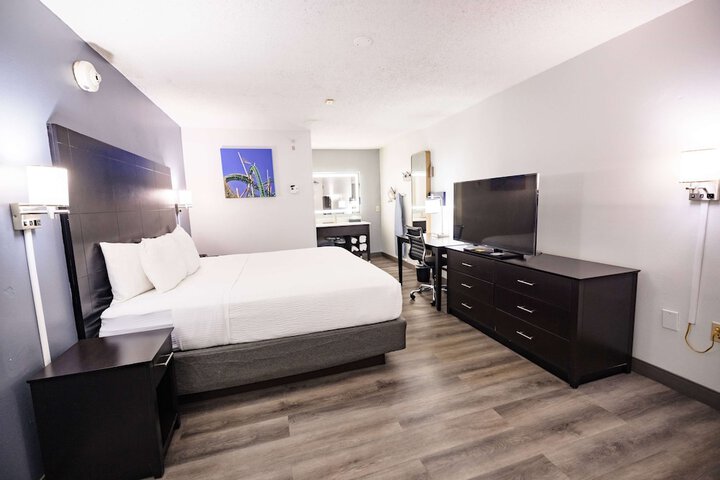 Deluxe King Bed (7 of 17)