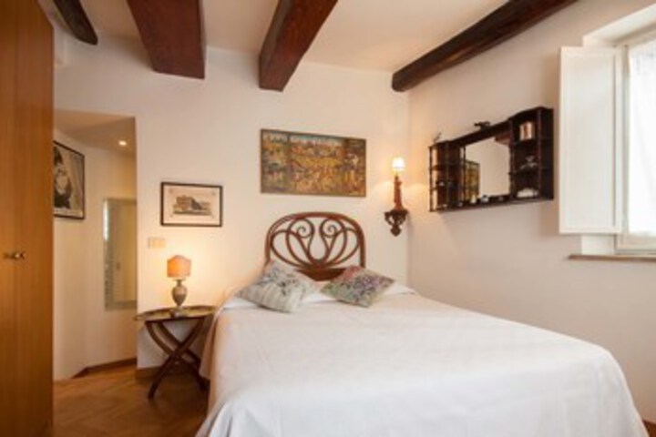 Room 3 of 27