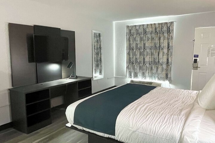 1 King Bed Micfridge (1 of 7)