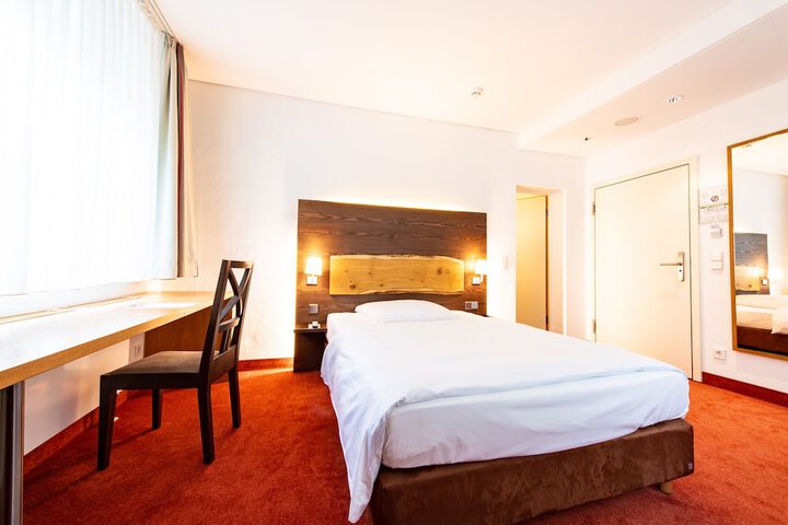 Room 3 of 77