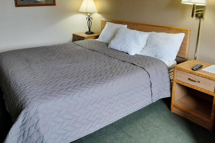 1 King Bed (6 of 7)