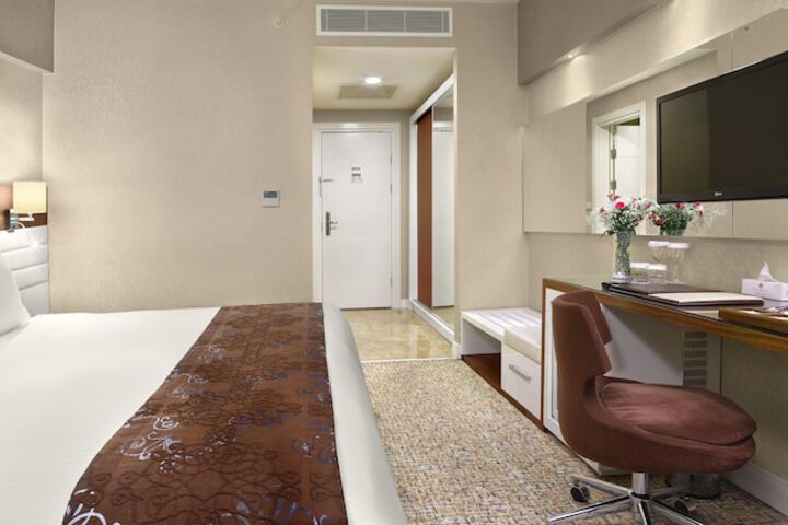 Room 16 of 77