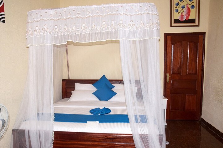 Room 4 of 28
