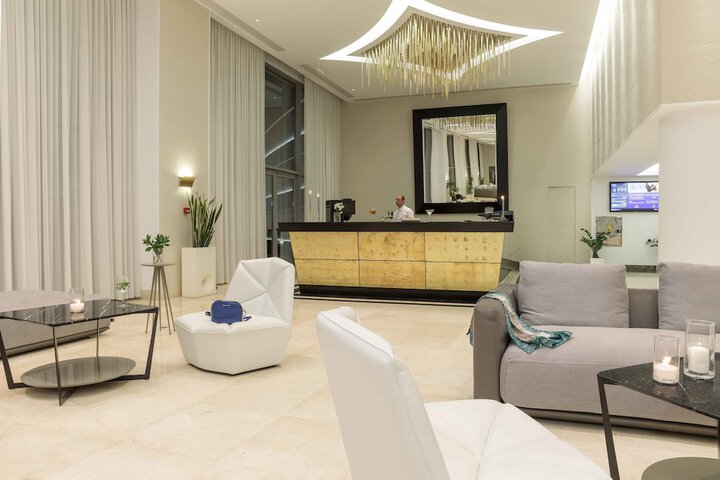 Lounge 129 of 162