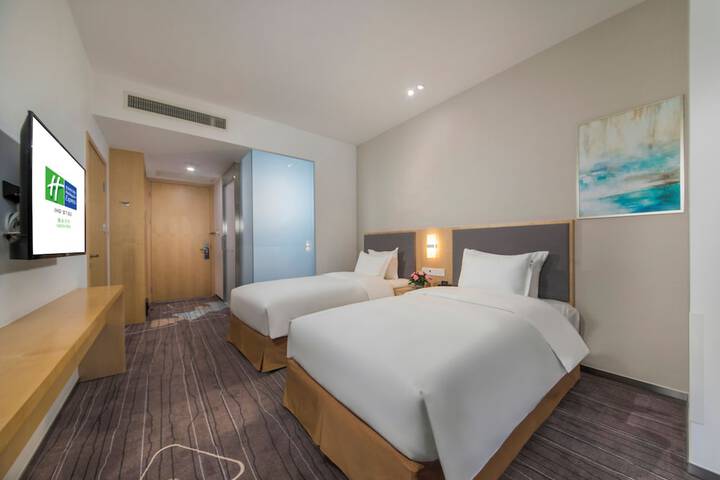 Room 16 of 50
