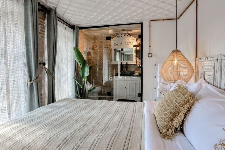 Room 4 of 7