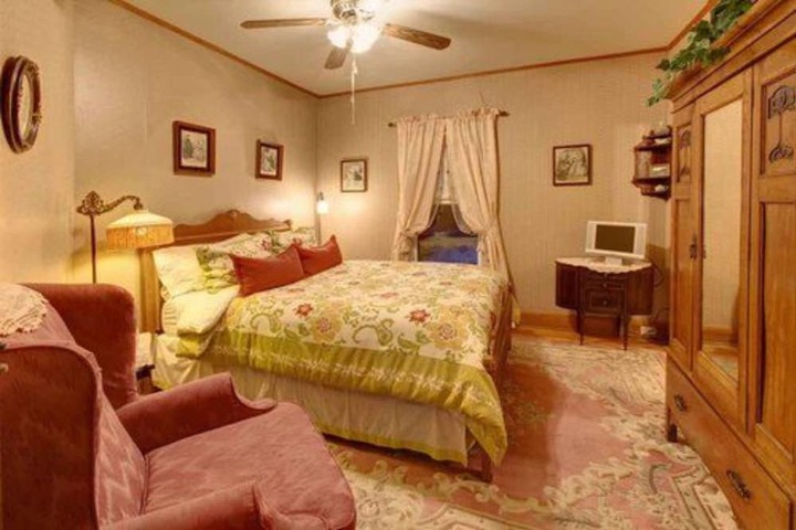Room 16 of 100
