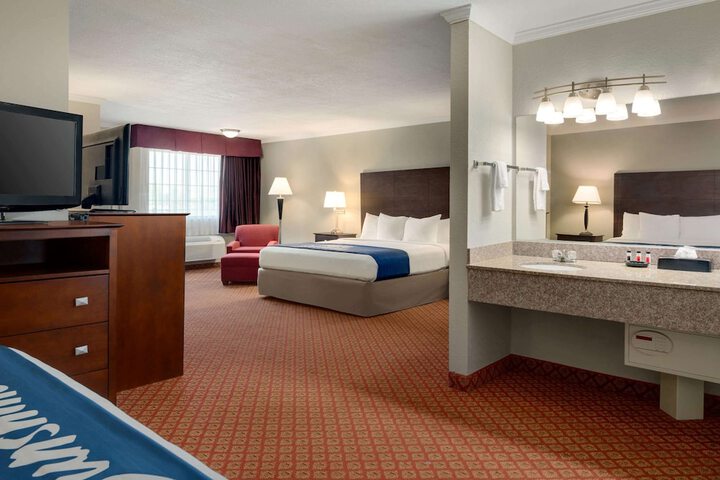 2 Queen Beds Accessible (7 of 10)
