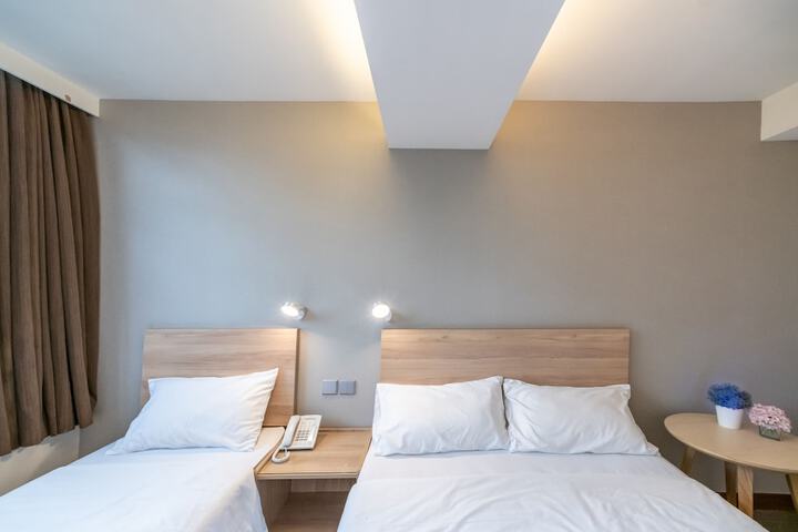 Room 10 of 28