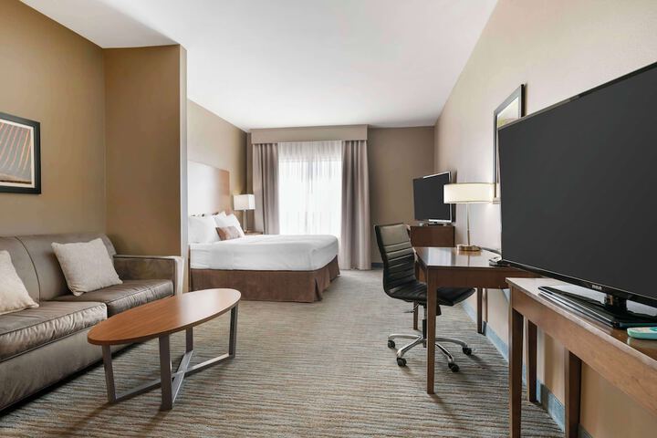 1 King Bed Microwave and Refrigerator WiFi Full Breakfast (12 of 19)